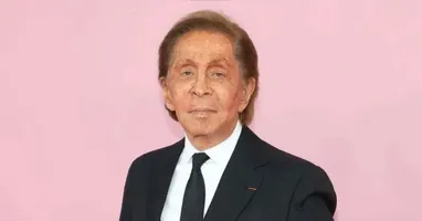 Valentino ficou muito conhecido por vestidos vermelhos que fizeram sucesso na moda.