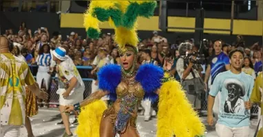 Sabrina fez o ensaio técnico a frente da bateria da Vila Isabel.