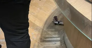 Mesmo com a presença de policiais, o homem atacou a ex.