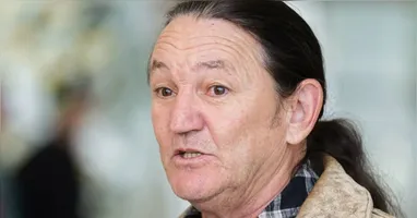 O humorista do SBT sofreu um acidente de moto e passou por uma cirurgia delicada na coluna.