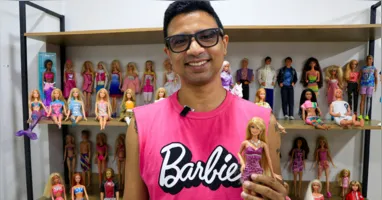 Alvin Soares exibe parte da coleção com mais de 100 bonecas Barbie, paixão que ele cultiva desde a infância.