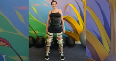 Lais Souza aparece em pé com auxílio de equipamentos durante sessão de fisioterapia e emociona seguidores nas redes sociais.