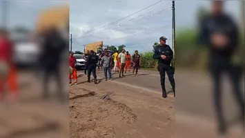 Manifestantes utilizam pneus para bloquear o tráfego em Morada Nova; congestionamento atingiu quem seguia para cidades vizinhas.