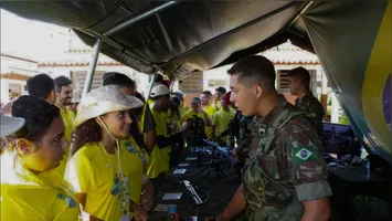 Estudantes universitários em edições anteriores: projeto busca levar soluções sustentáveis para comunidades isoladas.