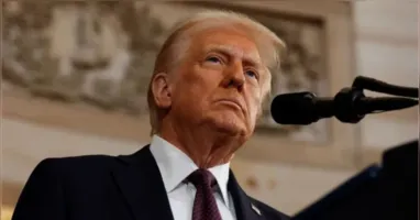 Multidão ocupa ruas em diversas cidades dos EUA durante protestos do movimento “No Kings” contra o governo Trump.