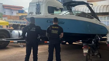 Agentes da Polícia Federal durante cumprimento de mandado de busca e apreensão na sede da Secretaria Municipal de Finanças.