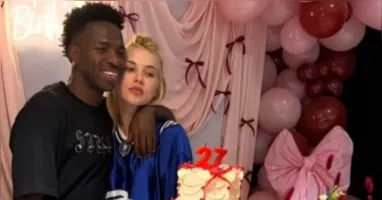 Virginia Fonseca ao lado de Vini Jr. em festa de aniversário em Madri; expressão da influenciadora chamou atenção dos internautas