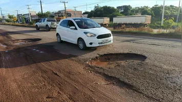 Veículos pesados e de passeio enfrentam lentidão em trecho crítico da BR-222 nesta quarta-feira (25).