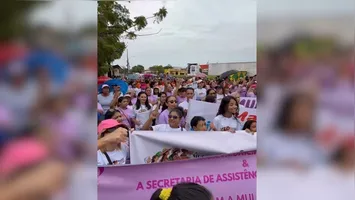 Manifestantes caminham pelas ruas de Marabá durante a 23ª Marcha das Mulheres, exigindo o fim do feminicídio e maior acesso a direitos básicos.