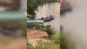 Equipes do Corpo de Bombeiros e voluntários durante os trabalhos de varredura no Rio Campo Alegre.