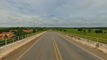 Sinalização do DNIT indica limite de peso e eixos para veículos que cruzam a ponte sobre o Rio Araguaia na BR-230.