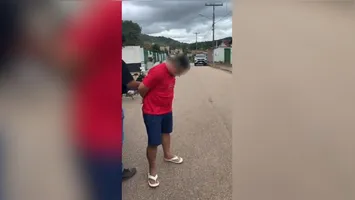 Francidalton Sodré Damasceno, o "Bolinha", sendo conduzido pela equipe policial para os procedimentos legais.