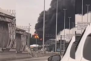 Densa coluna de fumaça toma conta do céu na zona norte do Rio após incêndio atingir galpão de peças de motos próximo à Avenida Brasil.