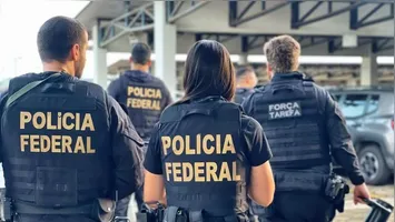 Agentes da Força Integrada cumprem mandados de busca e apreensão durante a Operação Custos Legis, em Belém.