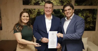 Anijar entrega pessoalmente convite de posse a Camilo Centeno durante visita ao Grupo RBA.