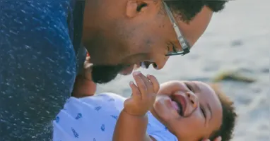 Nova lei amplia licença-paternidade no Brasil de forma gradual e cria o salário-paternidade.