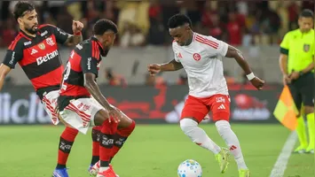 aquetá retorna ao time, mas torcida protesta após mais um jogo sem vitória.