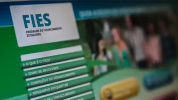 Fies: o programa do governo federal oferece financiamento com juros zero para estudantes com renda familiar mensal de até três salários mínimos por pessoa.