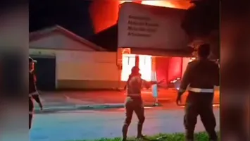 Chamas altas consumiram a estrutura da Nika Aviamentos, assustando moradores no setor Serrinha.