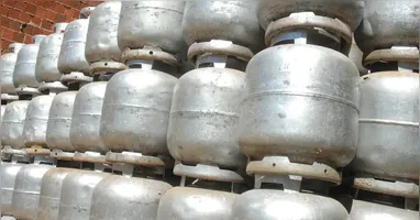 O programa busca enfrentar a chamada pobreza energética, garantindo acesso a uma fonte de energia mais limpa e segura.