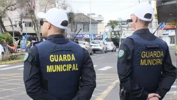 A carga horária é de 40 horas semanais, podendo haver regime de escala ou plantão.