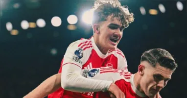 Carregado por Gyökeres, o garoto Dowman comemora gol que ajudou o Arsenal a vencer o Everton, neste sábado (14), pela Premier League.