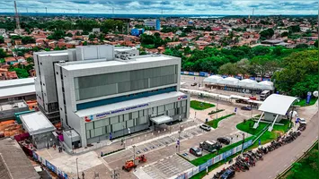 Fachada da primeira etapa do Hospital Regional “Dr. Nagib Mutran”, que inicia atendimentos ambulatoriais e diagnósticos.