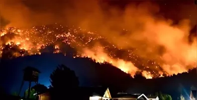 Incêndio florestal avança sobre áreas de vegetação nativa na província de Chubut, na Patagônia argentina, forçando evacuações e mobilizando centenas de brigadistas.