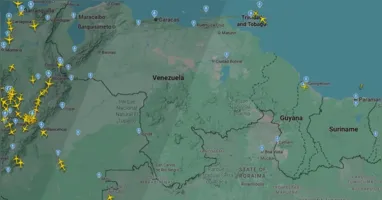 Após o ataque em larga escala dos Estados Unidos contra a Venezuela, o espaço aéreo do país amanheceu vazio neste sábado, sem registros de voos civis sobre o território venezuelano.