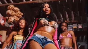 Com um visual estiloso e ousado, a cantora paraense gravou o vídeo dançando funk e brega pelas ruas da comunidade do Vidigal, no Rio de Janeiro.