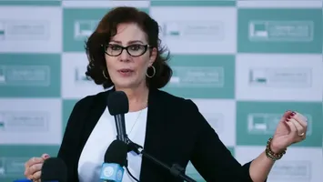 Renúncia ocorre após Zambelli ser condenada pelo STF a 10 anos de prisão por comandar a invasão de sistemas do Conselho Nacional de Justiça (CNJ).