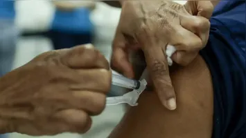 A OMS reforça que a vacinação continua sendo essencial para prevenir os sintomas mais fortes da gripe, em especial para grupos de risco.