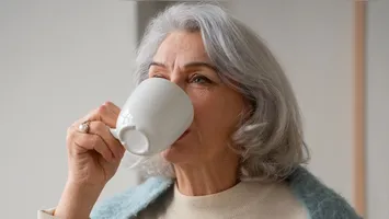 Estudos com mulheres acima dos 65 anos avaliam se a frequência de consumo dessas bebidas se relaciona com alterações densitométricas.