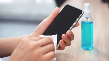 O uso de produtos químicos inadequados pode provocar danos irreversíveis, como manchas permanentes e perda da sensibilidade do display, comprometendo a experiência diária.