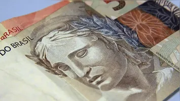 Trabalhadores com salário variável, comissões e adicionais devem ficar atentos a possíveis ajustes.