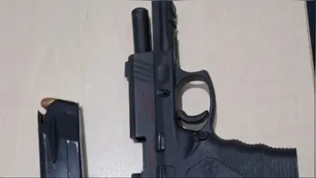 Segundo informações, em poder do suspeito estariam uma pistola Taurus PT 845, calibre .45, carregada com oito munições intactas.