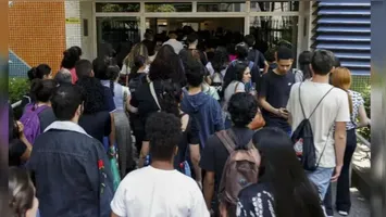 A confirmação será conduzida por uma comissão de cinco pessoas.