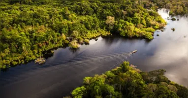 Ação na Justiça Federal destaca riscos à pesca artesanal e cobra revisão do licenciamento ambiental.