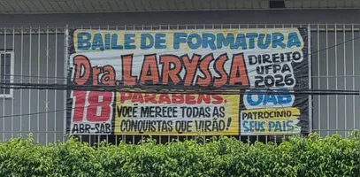 A homenagem foi feita na porta da casa da família, em homenagem para a filha formada em Direito, pela UFPA.