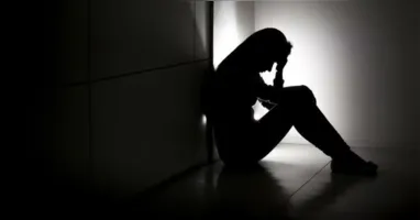 O crime de importunação sexual é caracterizado por ato libidinoso sem consentimento, com pena de um a cinco anos de prisão, conforme prevê a legislação brasileira.