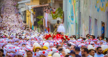 Multidão de fiéis ocupa as ruas de Bragança durante a Marujada, reforçando a devoção a São Benedito em uma das mais tradicionais manifestações culturais do Pará.