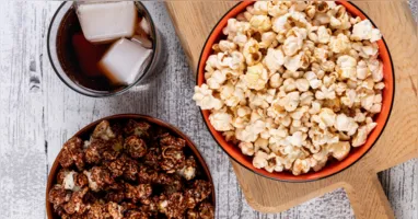 O alimento está presente no cotidiano de milhares de pessoas no mundo, sobretudo para curtir aquele cineminha