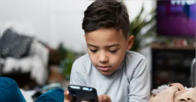 A legislação amplia as diretrizes do Estatuto da Criança e do Adolescente (ECA) para o contexto digital.