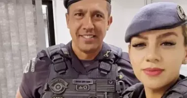 Tenente-coronel preso por feminicídio mantém versão de suicídio enquanto laudos periciais apontam indícios de violência na morte da PM Gisele.