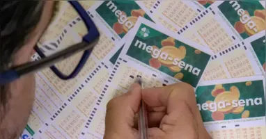 Prêmio acumulado da Mega-Sena chega a R$ 105 milhões e movimenta apostas em todo o país nesta terça-feira (17).