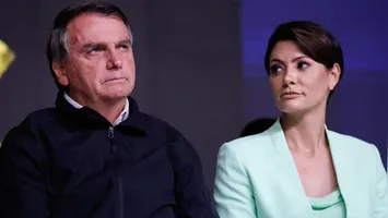 Ex-presidente Jair Bolsonaro passou mal na prisão, segundo relatos de Michelle. Ele recebeu atendimento médico após cair e bater a cabeça durante a noite.