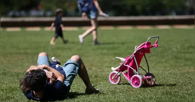 A medida regulamenta um direito previsto na Constituição de 1988 e passa a assegurar renda durante o período de afastamento para diversos trabalhadores, incluindo microempreendedores individuais (MEIs), empregados domésticos, autônomos e trabalhadores rurais.