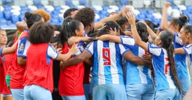 Jogadoras do Paysandu comemoram o gol de Stephany que garantiu a vitória bicolor sobre o Itacoatiara na estreia do Brasileirão Feminino A2, no Mangueirão.