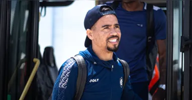 Yago Pikachu durante o embarque do Remo para Curitiba; atleta deve iniciar a partida no banco de reservas.