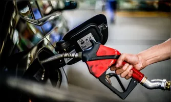 Mercado reage à trégua e petróleo despenca, com possíveis reflexos na economia brasileira